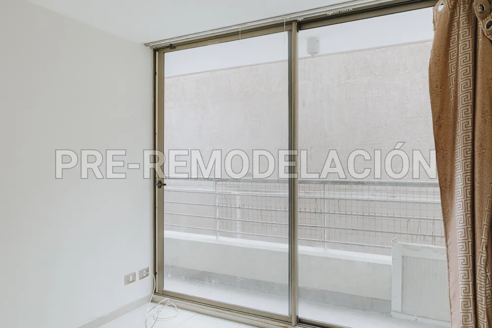 Dormitorio con ventanal, departamento Morandé 626