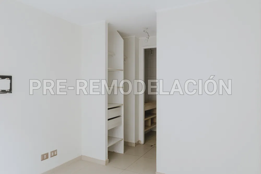 Clóset del dormitorio, departamento Morandé 626