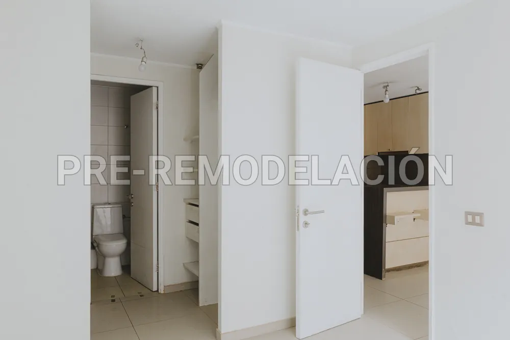 Acceso al baño y cocina, departamento Morandé 626