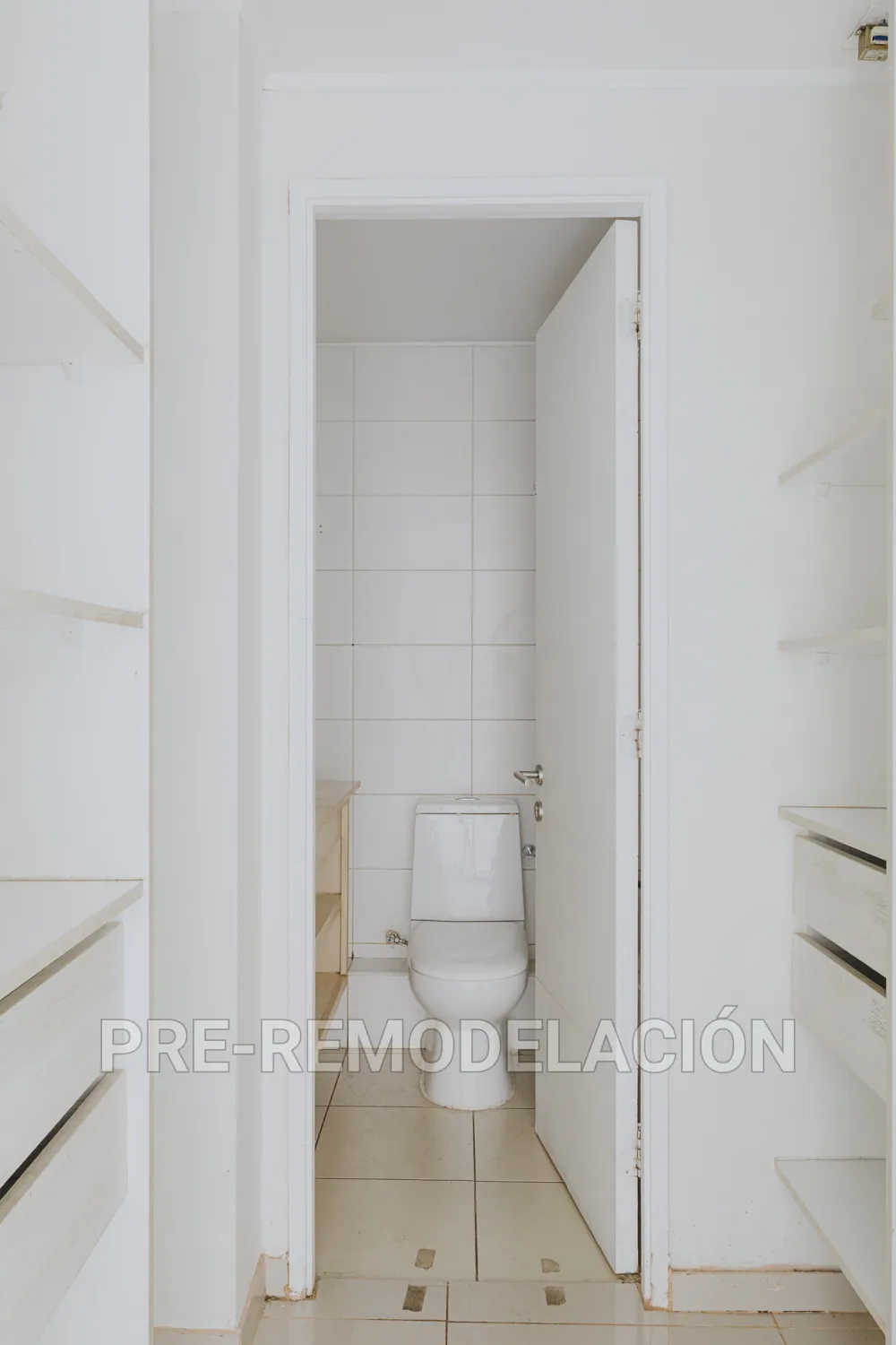 Baño con inodoro, departamento Morandé 626