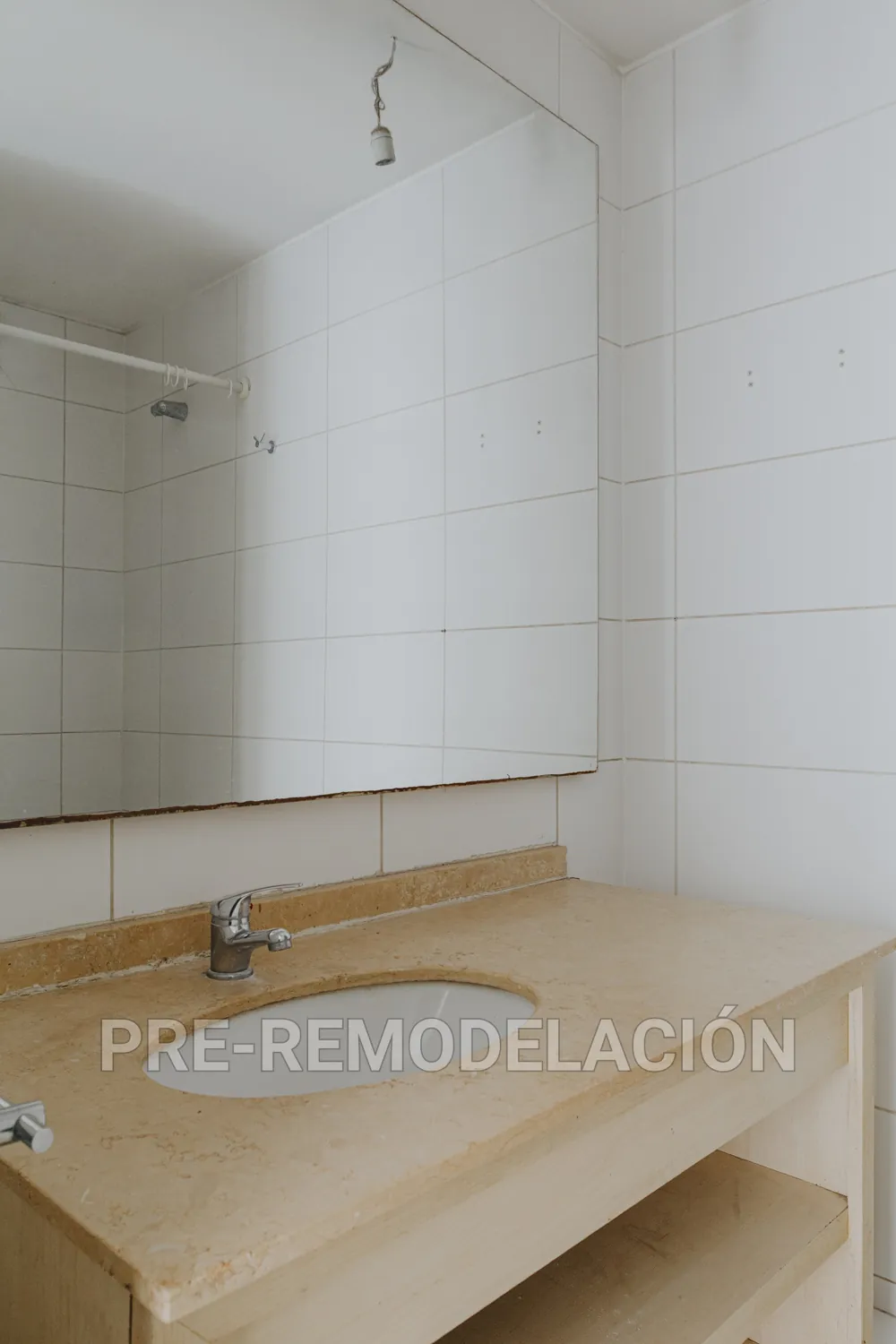 Baño con lavamanos, departamento Morandé 626