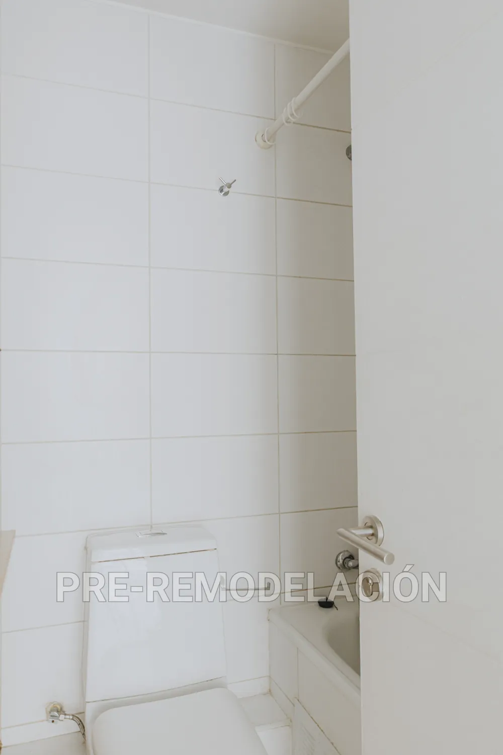 Baño con tina, departamento Morandé 626