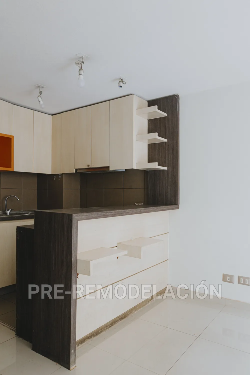 Cocina y barra desde el pasillo, departamento Morandé 626