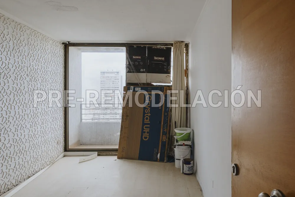 Entrada y living con ventanal, departamento Nataniel Cox 599