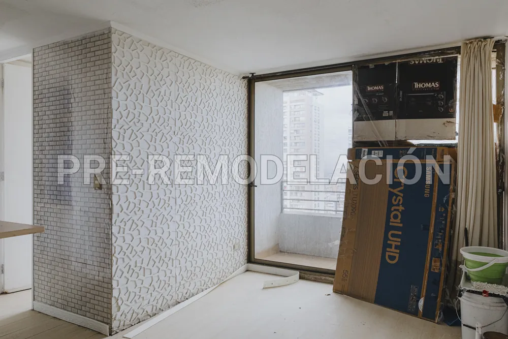 Living con ventanal, otra vista, departamento Nataniel Cox 599