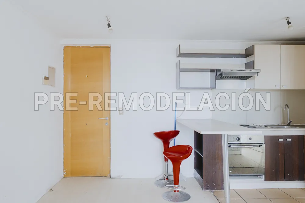 Cocina con horno empotrado y barra, departamento Nataniel Cox 599