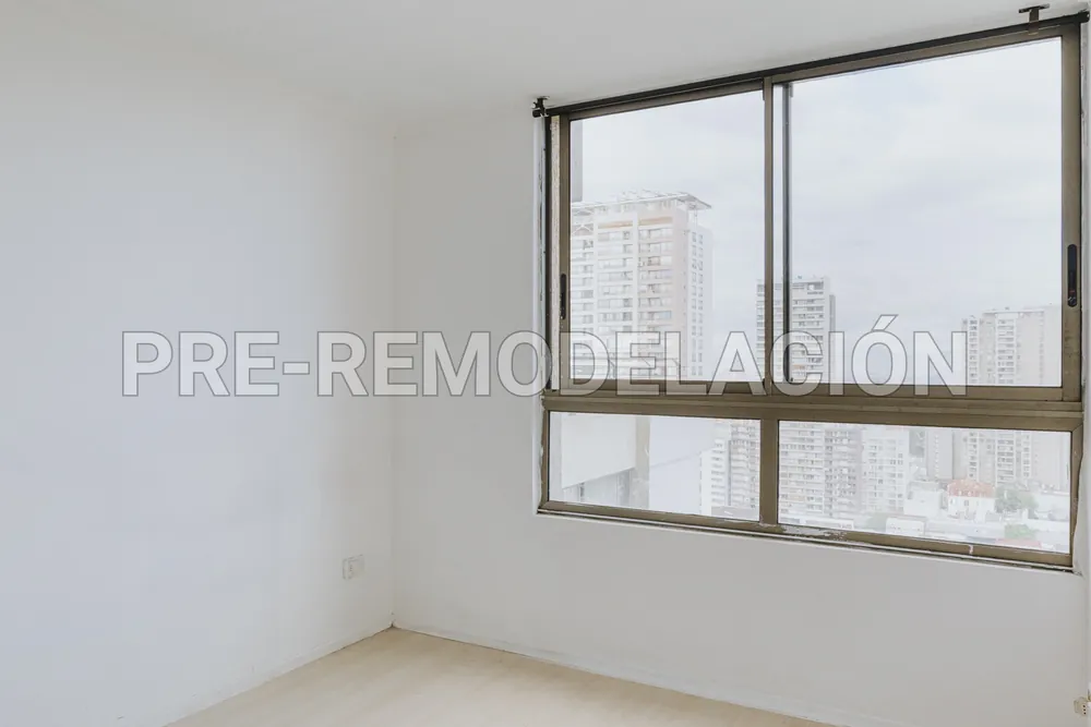 Dormitorio con ventanal y vista a la ciudad, Nataniel Cox 599