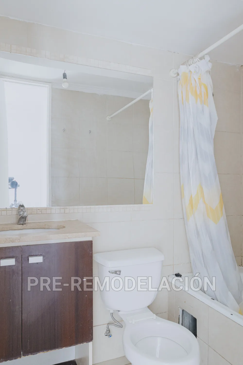 Baño con inodoro y lavamanos, departamento Nataniel Cox 599