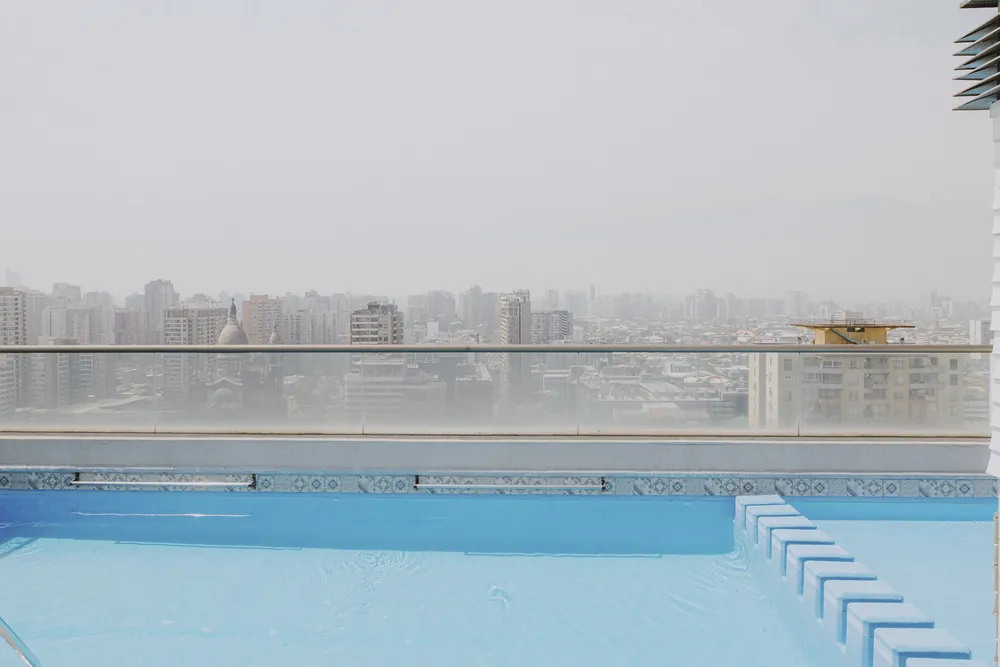 Piscina en la azotea, departamento Nataniel Cox 599