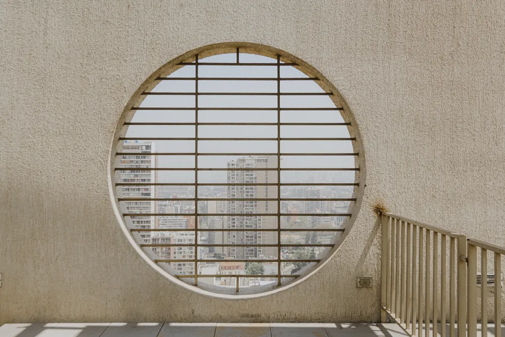 Ventana circular de la terraza, departamento Nataniel Cox 599