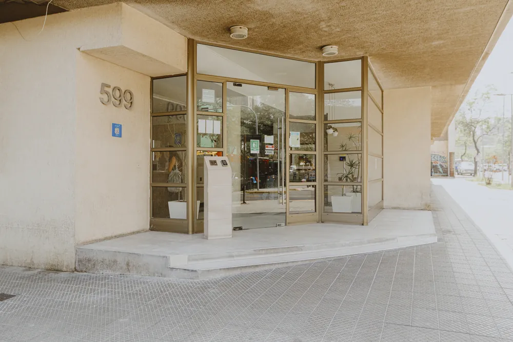 Acceso del edificio, número 599, departamento Nataniel Cox 599