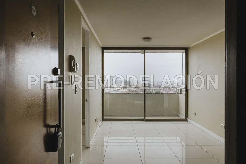 Entrada y living con ventanal, departamento Portugal 990