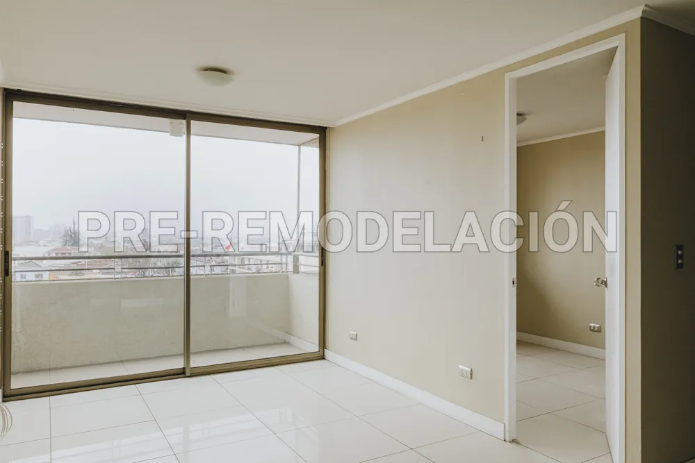 Living con ventanal y acceso al dormitorio, Portugal 990