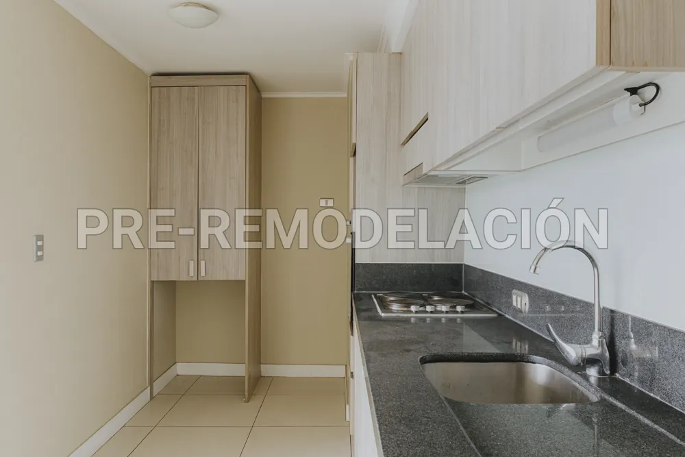 Cocina con lavaplatos y encimera, departamento Portugal 990