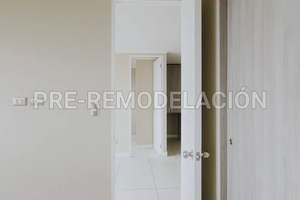 Puerta del dormitorio, departamento Portugal 990