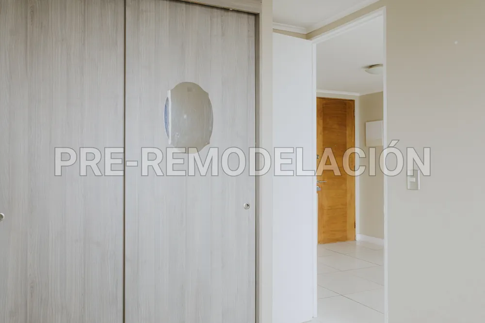 Clóset y puerta de acceso, departamento Portugal 990
