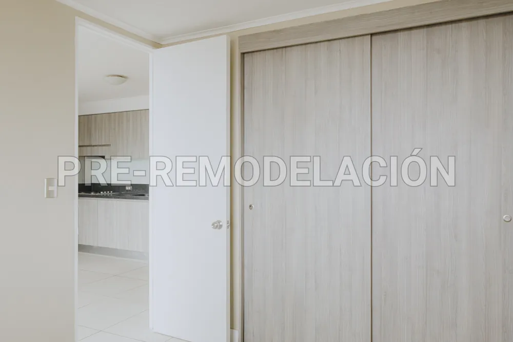 Clóset y cocina al fondo, departamento Portugal 990