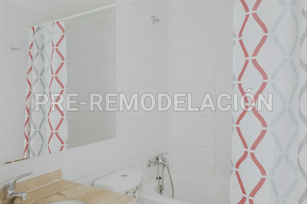 Baño con tina y lavamanos, departamento Portugal 990