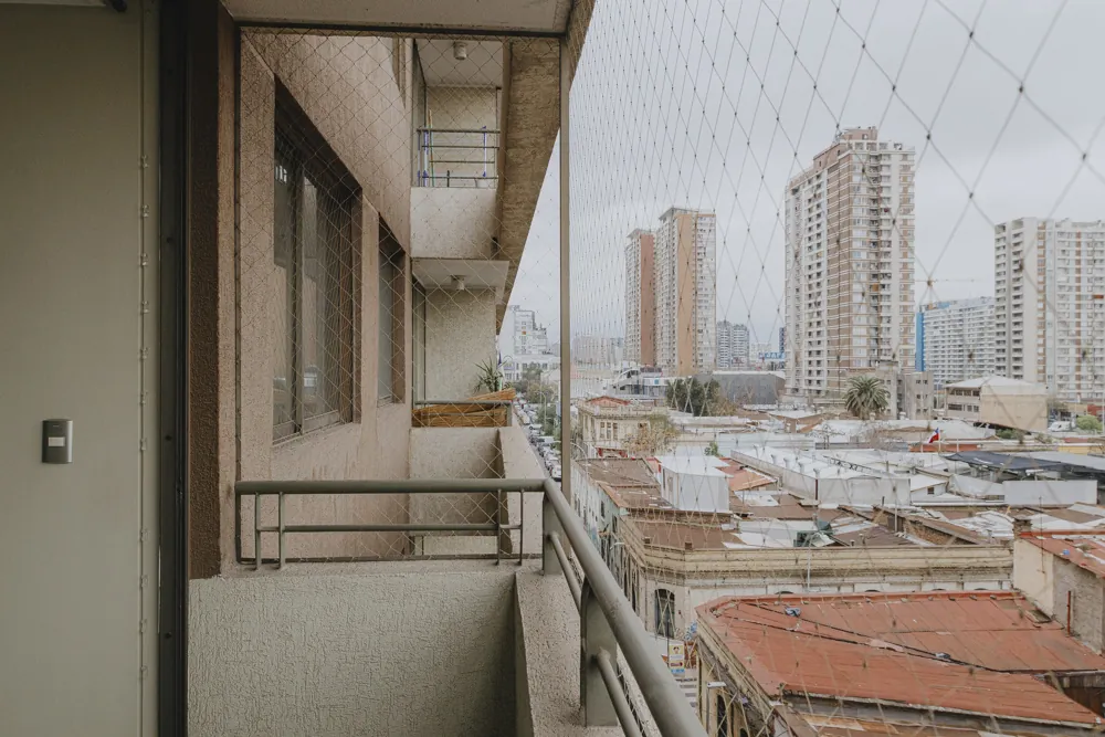 Terraza con vista a los edificios, departamento Portugal 990