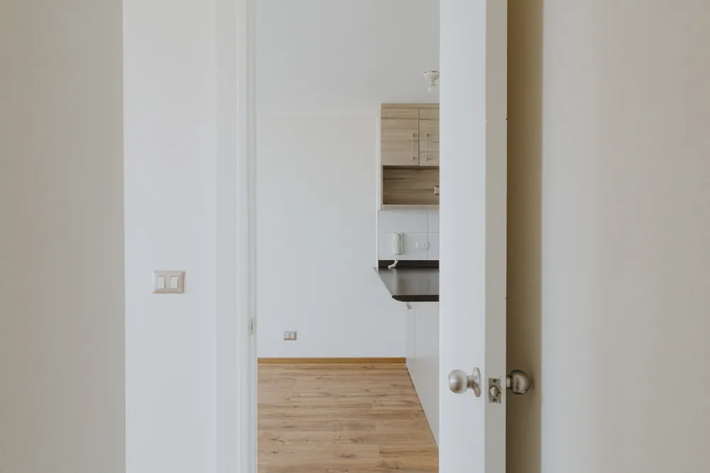 Puerta del dormitorio y cocina al fondo, departamento Recoleta 877