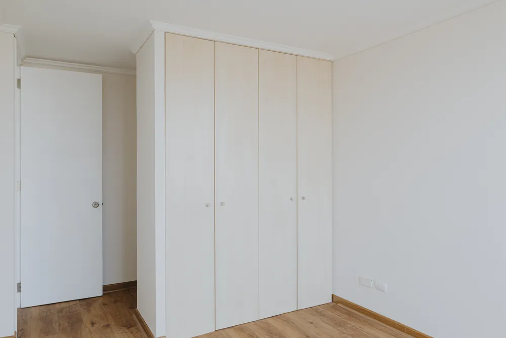 Clóset empotrado del dormitorio, departamento Recoleta 877