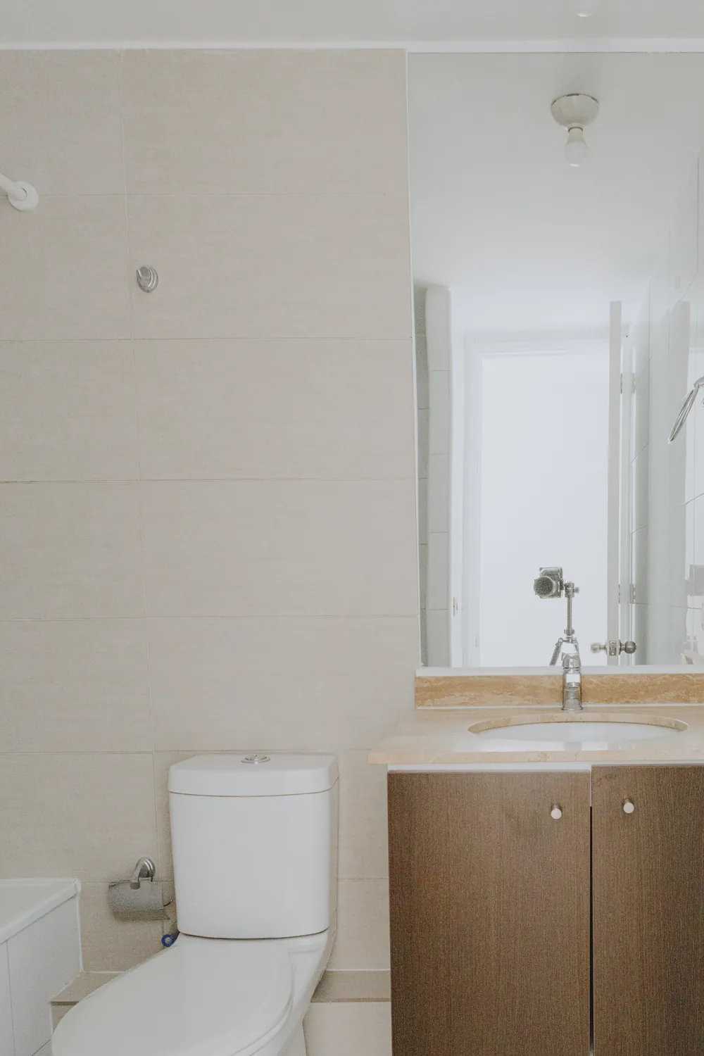 Baño con inodoro y lavamanos, departamento Recoleta 877