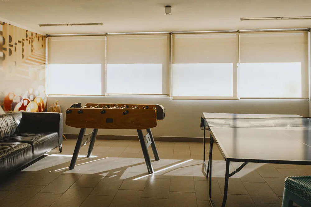 Sala de juegos con taca-taca y ping-pong, departamento Recoleta 877