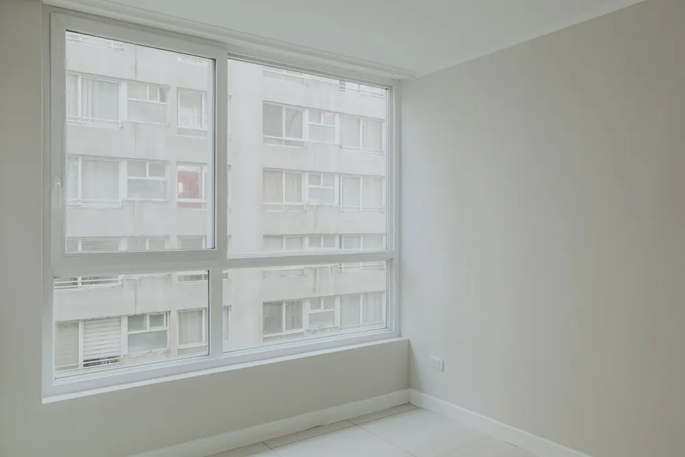 Dormitorio con ventanal, departamento San Francisco 242
