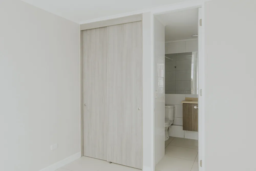 Clóset y acceso al baño en suite, departamento San Francisco 242