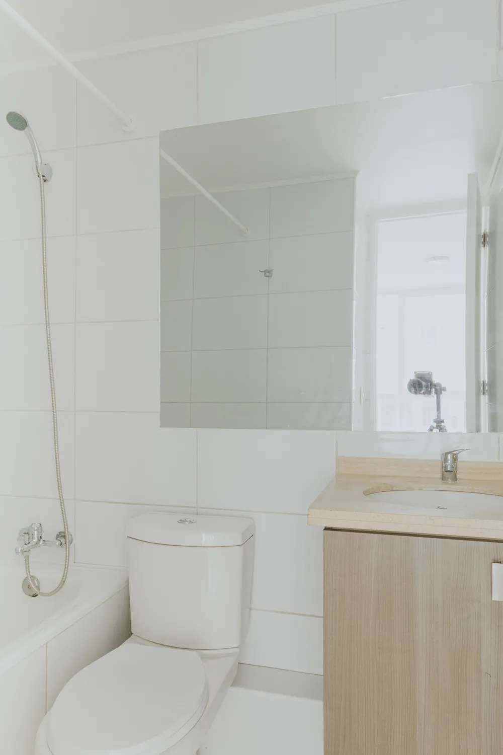 Baño con inodoro y lavamanos, departamento San Francisco 242