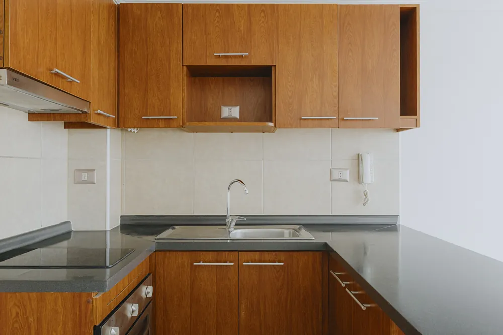 Cocina con muebles de madera y cubierta gris, San Francisco 265