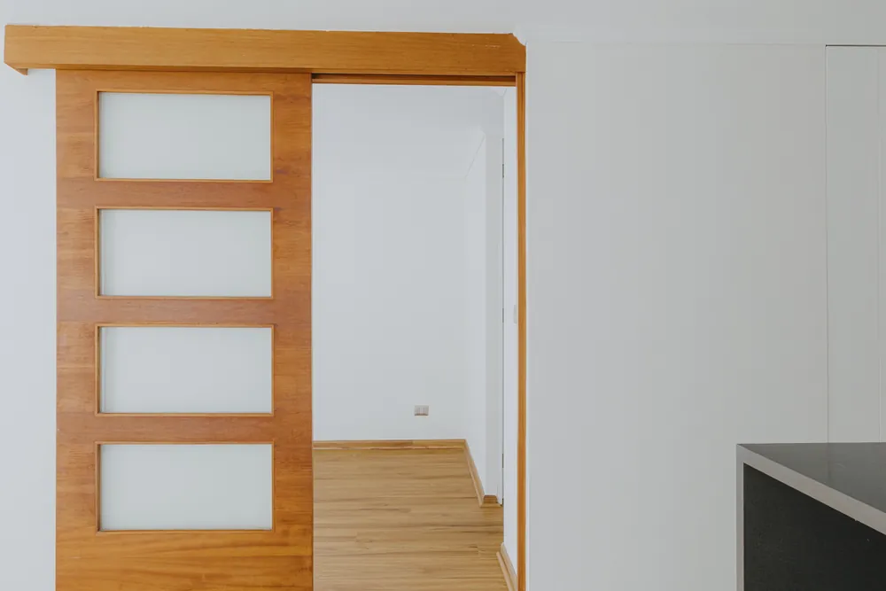 Puerta corredera al dormitorio, departamento San Francisco 265