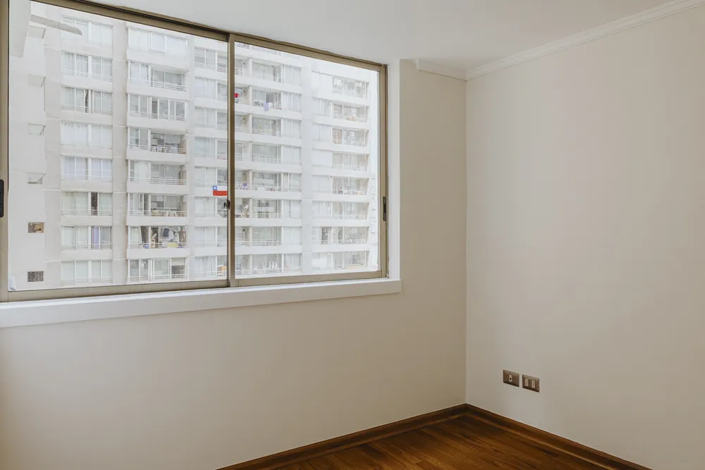 Dormitorio con ventana, departamento San Francisco 265
