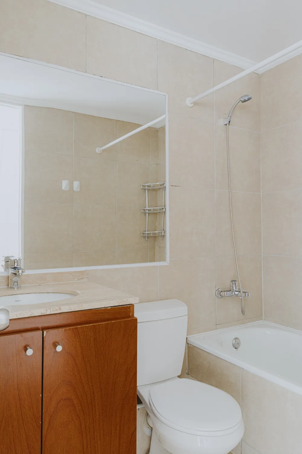 Baño con inodoro y lavamanos, departamento San Francisco 265