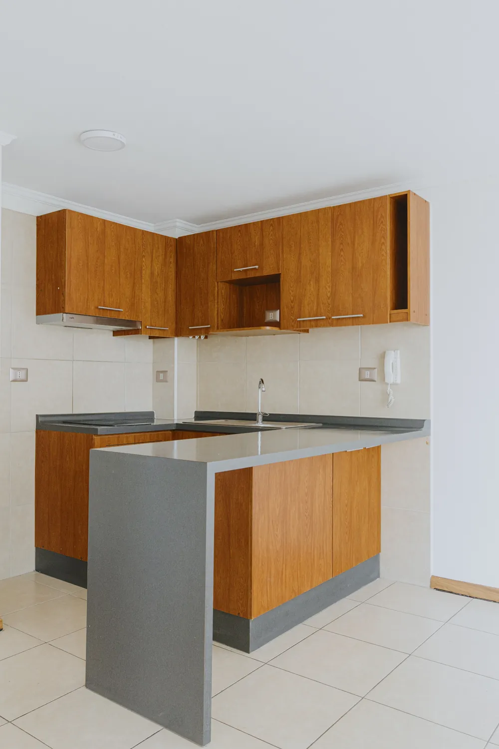 Cocina con barra desde el pasillo, departamento San Francisco 265