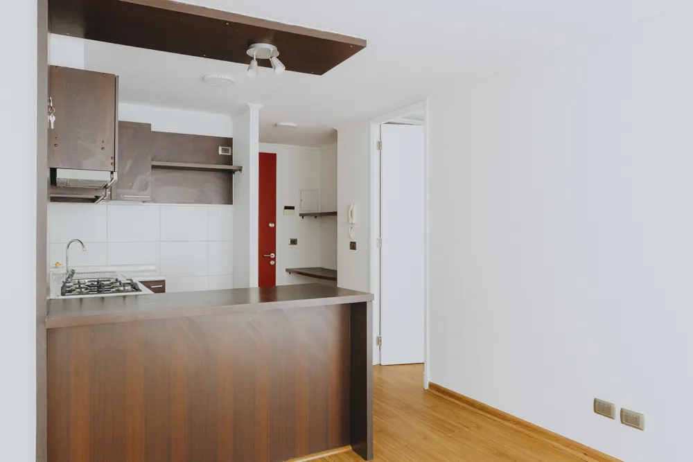 Cocina con barra y puerta de acceso, departamento San Ignacio 633