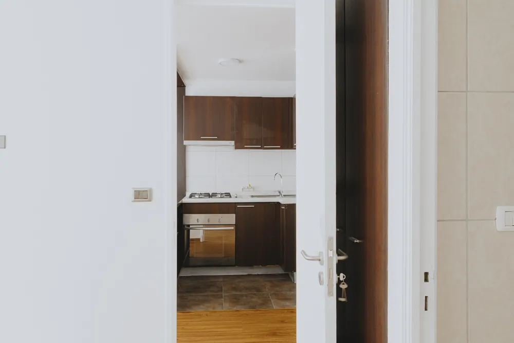 Puerta del dormitorio y cocina al fondo, departamento San Ignacio 633