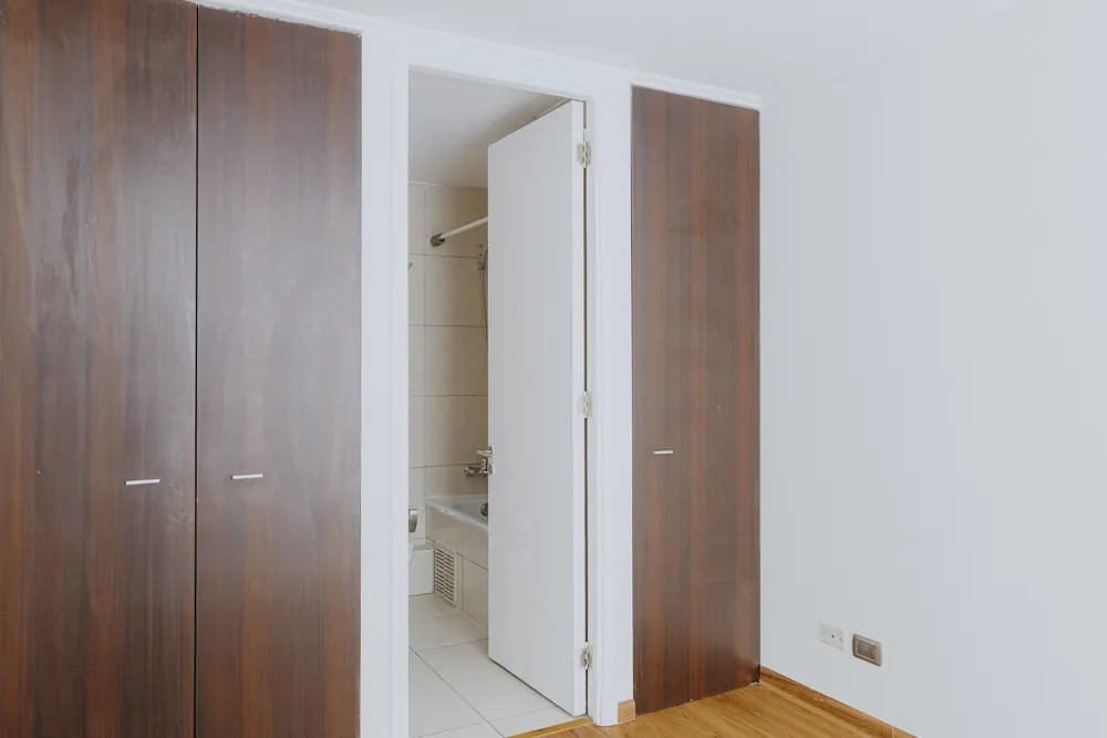 Clóset y acceso al baño, departamento San Ignacio 633