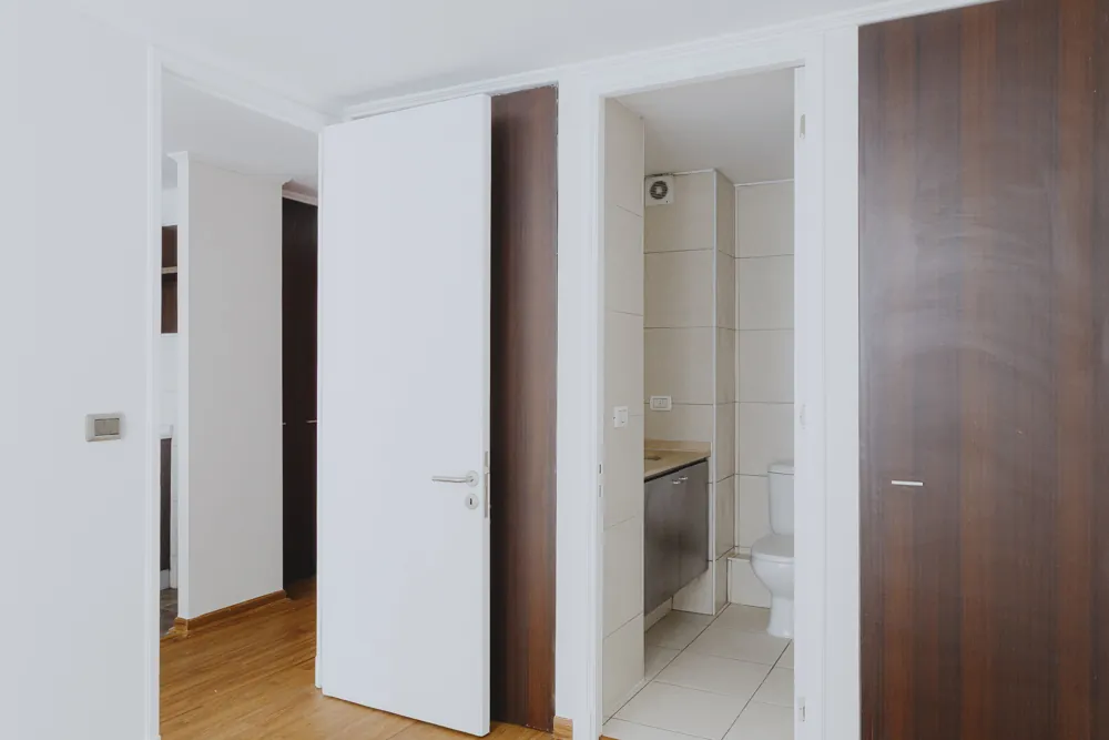 Pasillo, clóset y baño, departamento San Ignacio 633