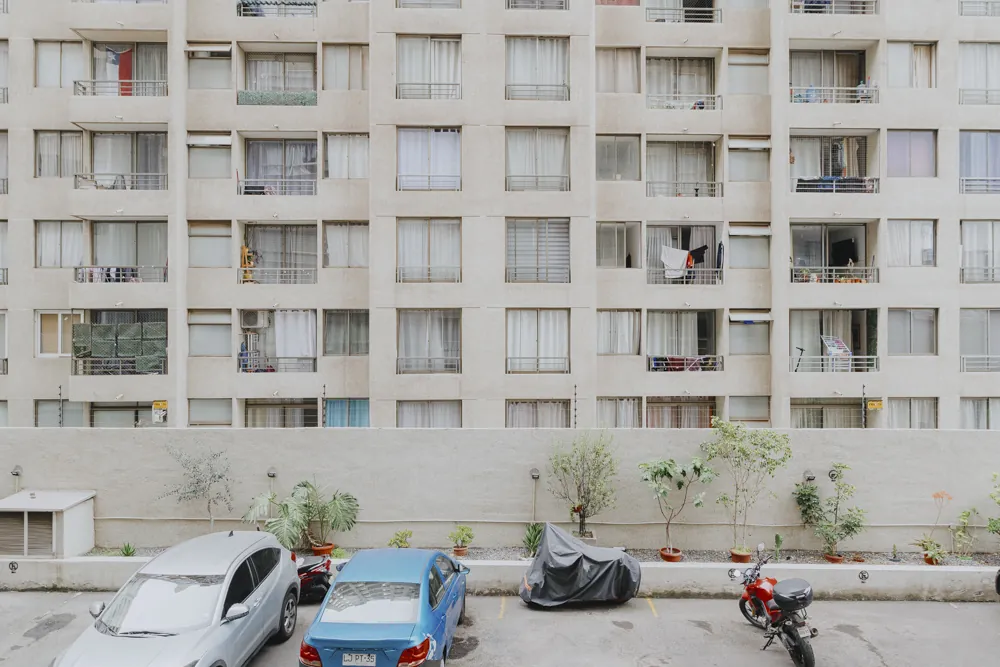 Vista a estacionamientos y edificios, departamento San Ignacio 633