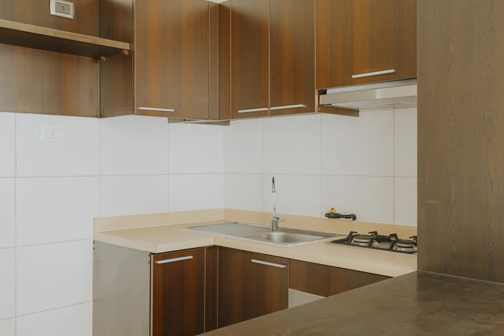 Cocina con campana y muebles de madera, departamento San Ignacio 633
