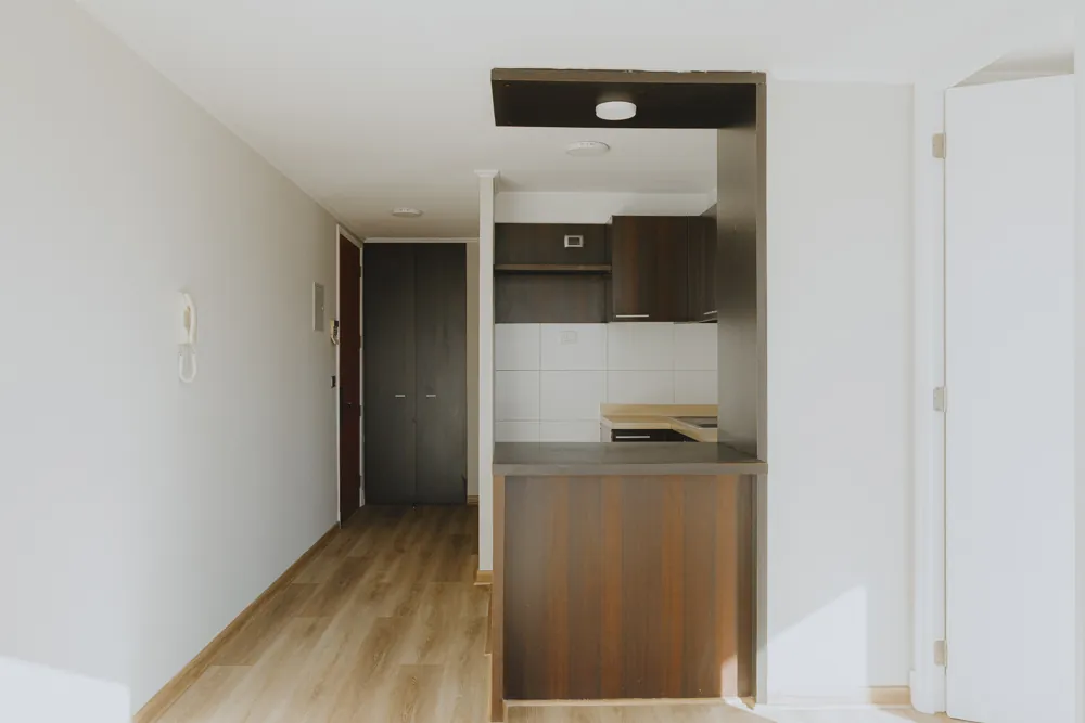 Cocina y puerta de acceso, departamento San Ignacio 633