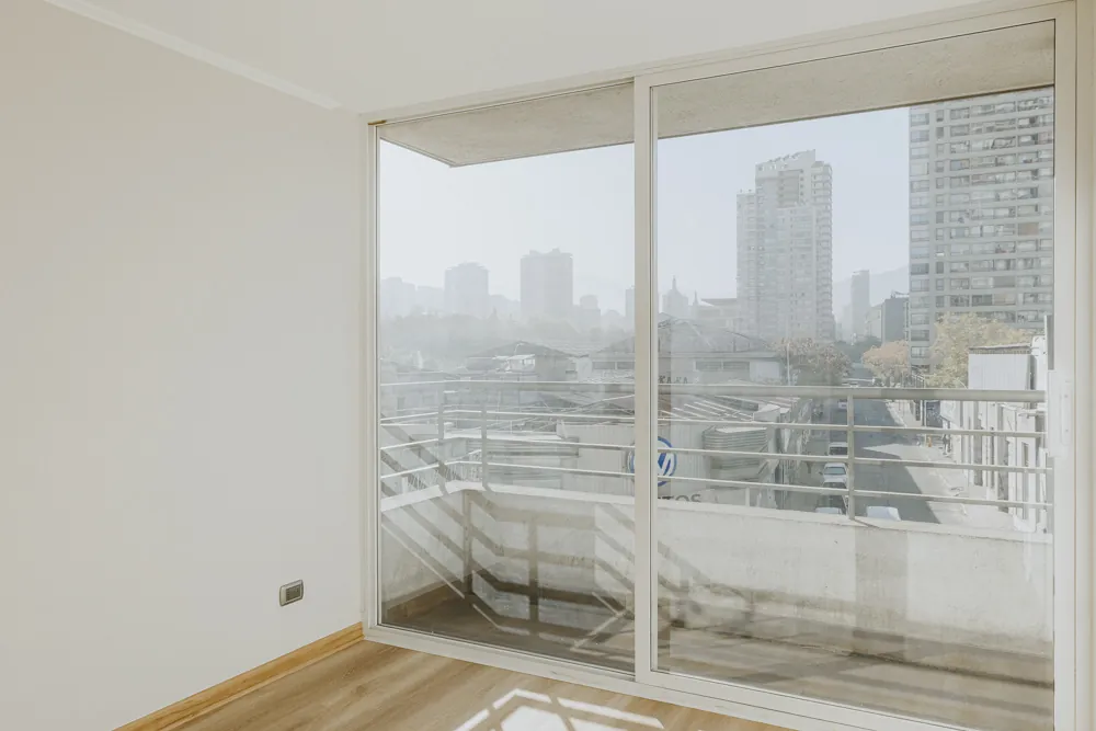 Dormitorio con ventanal a la terraza, departamento San Ignacio 633