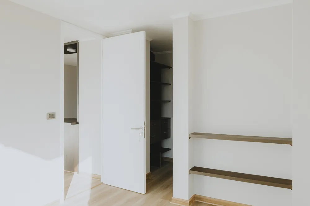 Closet y acceso al baño, departamento San Ignacio 633