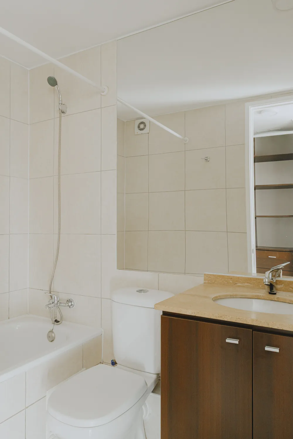 Baño con lavamanos, departamento San Ignacio 633
