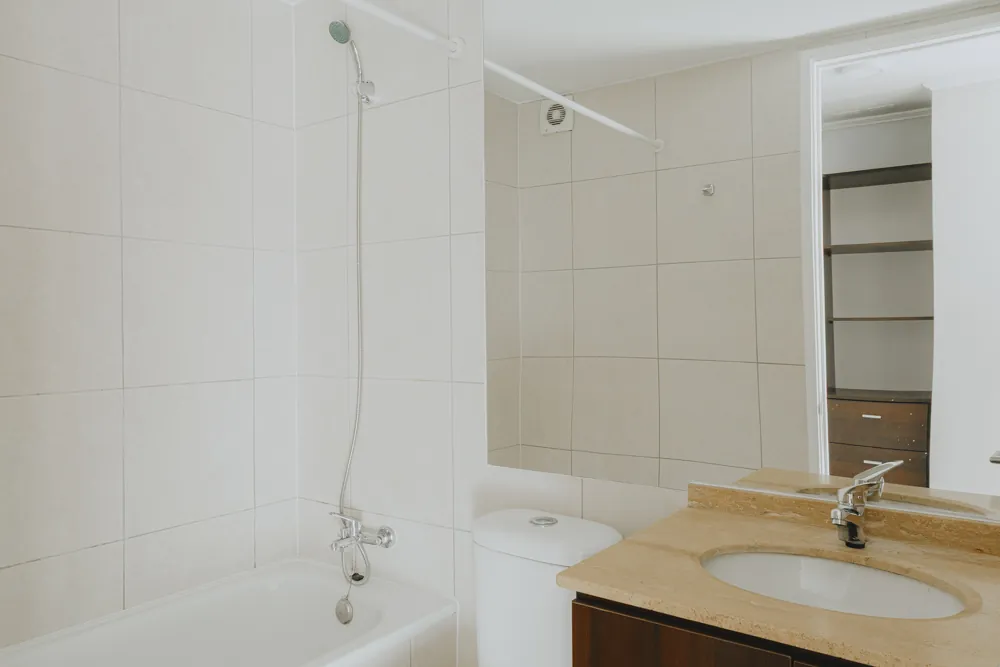 Baño con tina y lavamanos, departamento San Ignacio 633