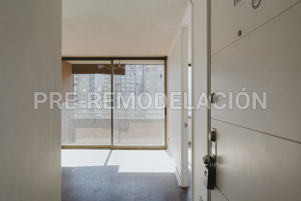 Entrada y living con ventanal, departamento San Isidro 538