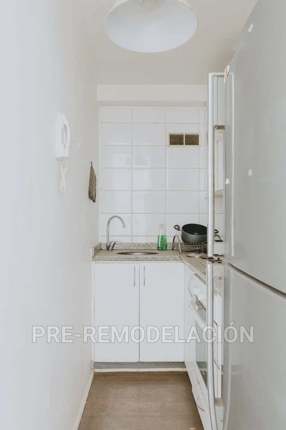 Cocina en pasillo, departamento San Isidro 538