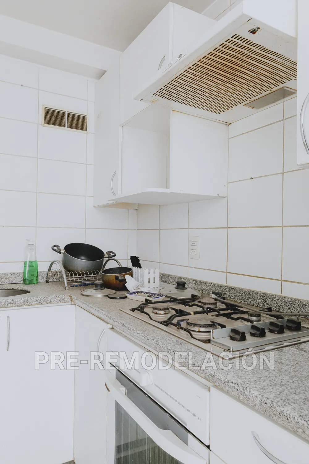 Cocina con encimera y campana, departamento San Isidro 538