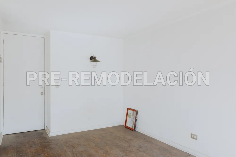 Living y puerta de acceso, departamento San Isidro 538